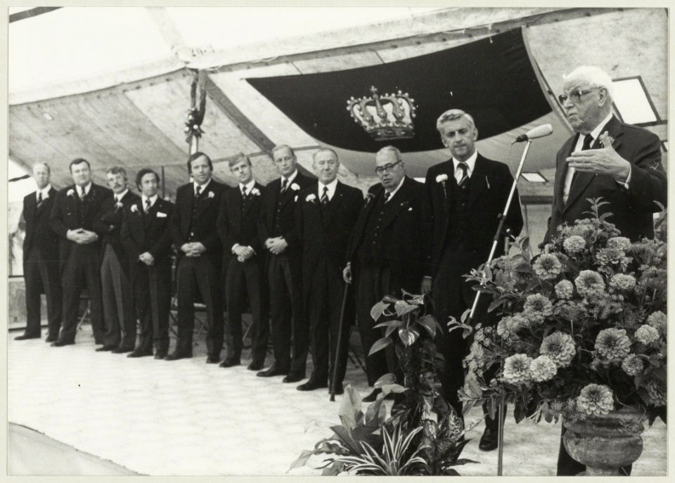 Oud FIFA-voorzitter Sir Stanley Rous feliciteert K.H.F.C. haar honderdjarig bestaan. NL-HlmNHA 54010028