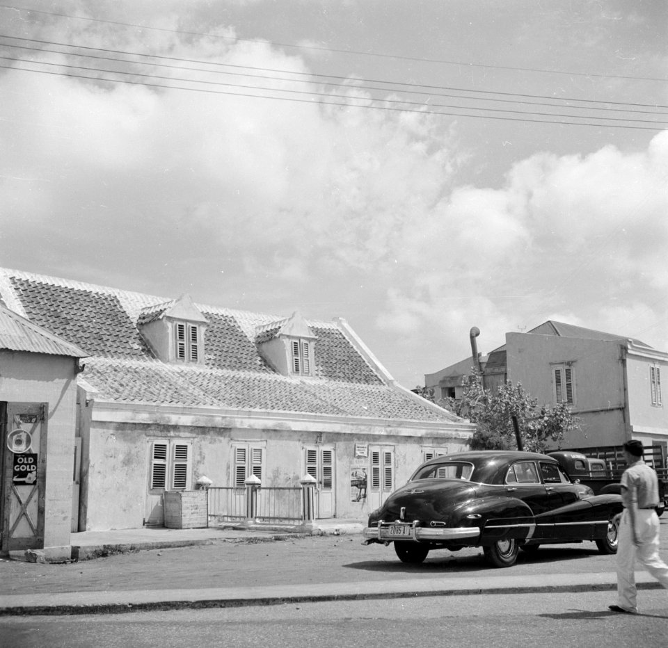 Oude Arubaanse huizen in de Nassaustraat in Oranjestad op Aruba, Bestanddeelnr 252-7897