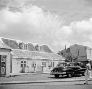 Oude Arubaanse huizen in de Nassaustraat in Oranjestad op Aruba, Bestanddeelnr 252-7897