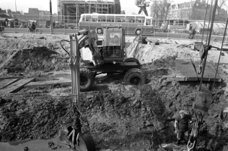 Oude palen worden op Waterlooplein uit de grond getrokken ivm metrowerkzaamhe, Bestanddeelnr 925-5256