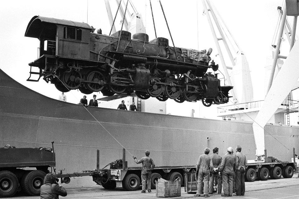 Oude Mallet stoomlocomotief door Indonesische Staatsspoorwegen aangeboden aan , Bestanddeelnr 931-6009