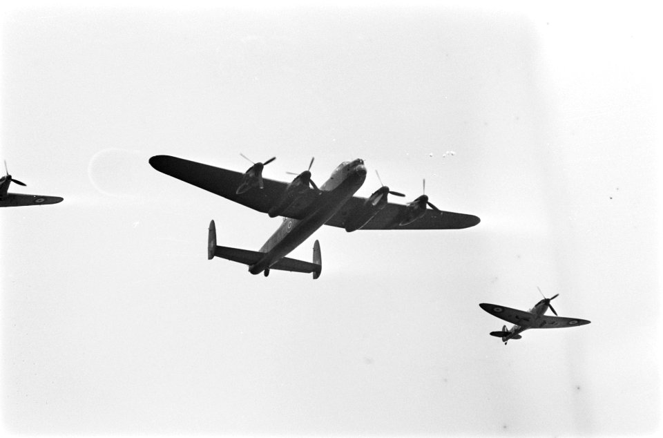 Oude RAF-vliegtuigen op Schiphol vlnr. Hawker Hurricane, Lancaster-bommenwerper, Bestanddeelnr 928-5598