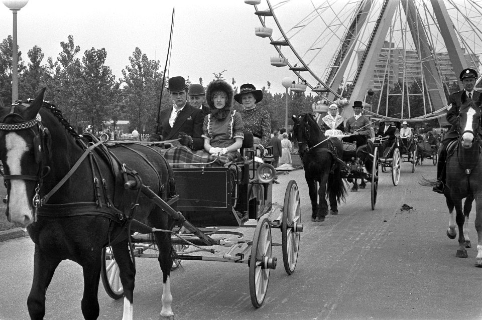 Oude rijtuigen en klederdracht op de Floriade in het Amstelpark, Bestanddeelnr 925-6763