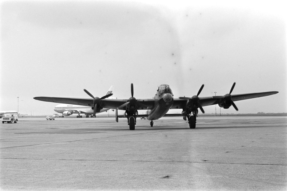 Oude RAF-vliegtuigen op Schiphol Lancaster op Schiphol, Bestanddeelnr 928-5600