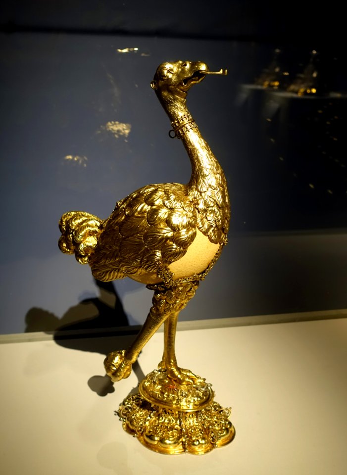Ostrich egg ewer, by Hans Clauss I, Germany, Nuremberg, c. 1630, ostrich egg, gilt silver - Metropolitan Museum of Art - New York City - DSC06905