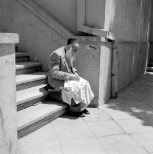 Oude Joodse man zittend op een trap op straat, Bestanddeelnr 255-1815 photo