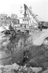 Oude palen worden op Waterlooplein uit de grond getrokken ivm metrowerkzaamhe, Bestanddeelnr 925-5254