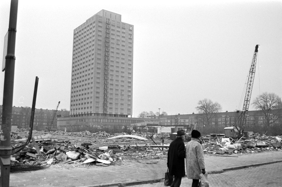 Oude RAI geheel gesloopt, kale vlakte met Okura hotel, Bestanddeelnr 928-4188