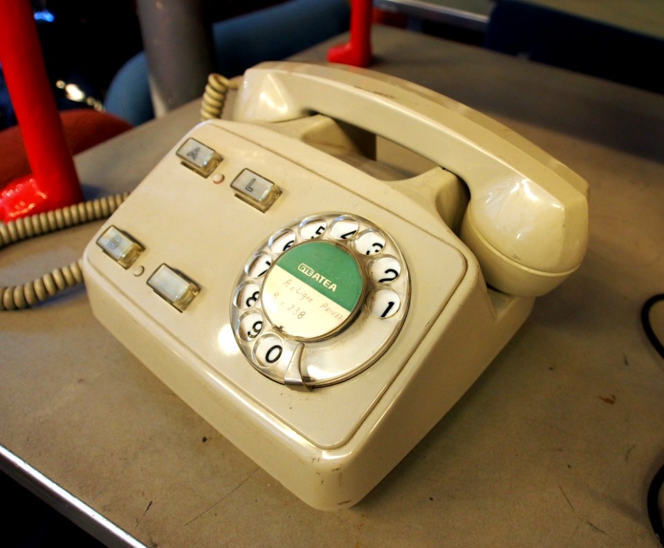 Oude draaischijf telefoon met doorverbond knoppen foto 2