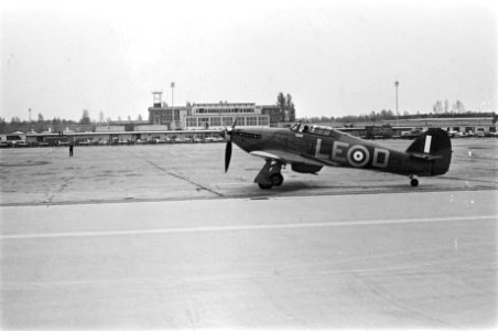 Oude RAF-vliegtuigen op Schiphol Hawker Hurricane van de Battle of Britain Memo, Bestanddeelnr 928-5601