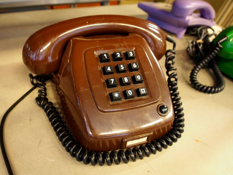 Oude bruine drukknop telefoon foto 2