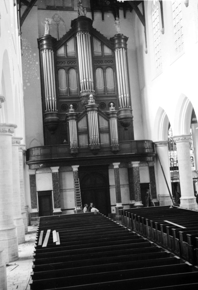 Oude Kerk te Delft bijna gereed Opname van het middenschip op de achtergrond he, Bestanddeelnr 912-2286
