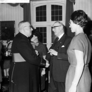 Oud minister Teulings 70 jaar te Vught Monsieur Eras feliciteert hem, Bestanddeelnr 913-1843