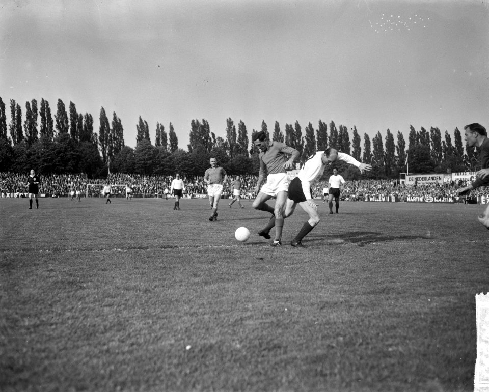 Oud Internationals Nederland tegen Engeland 6-2, Faas Wilkes in duel met Barnes, Bestanddeelnr 917-7995