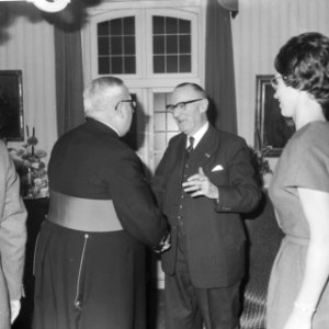 Oud minister Teulings 70 jaar te Vught Monsignieur Eras feliciteert hem, Bestanddeelnr 913-1842