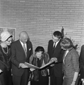 Oud Minister Mansholt ere-burger van Hoogezand Sappemeer met moeder en dochter, Bestanddeelnr 913-6900