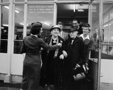 Oude dames emigreren naar Amerika, 82 en 84 jaar dames Gnirrep, Bestanddeelnr 907-9093