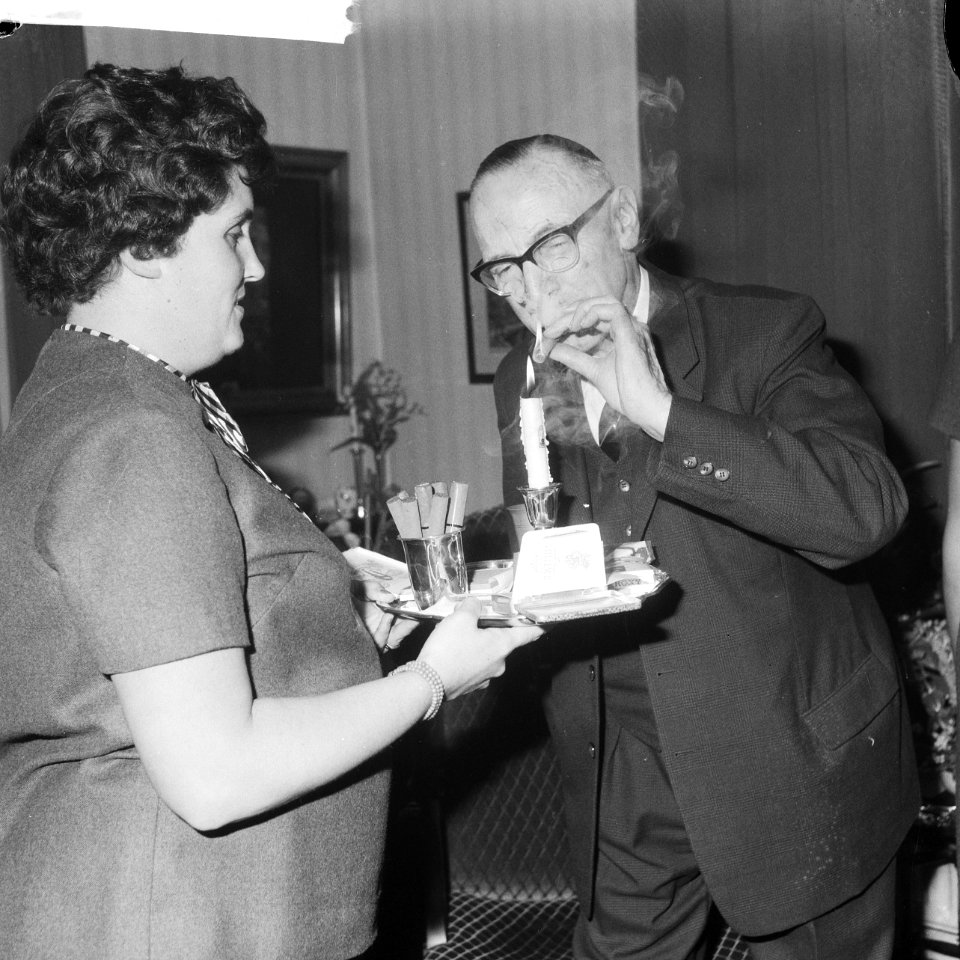 Oud minister Teulings 70 jaar te Vught Teulings steekt sigaar op, Bestanddeelnr 913-1846