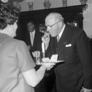 Oud minister Teulings 70 jaar te Vught Teulings steekt sigaar op, Bestanddeelnr 913-1845