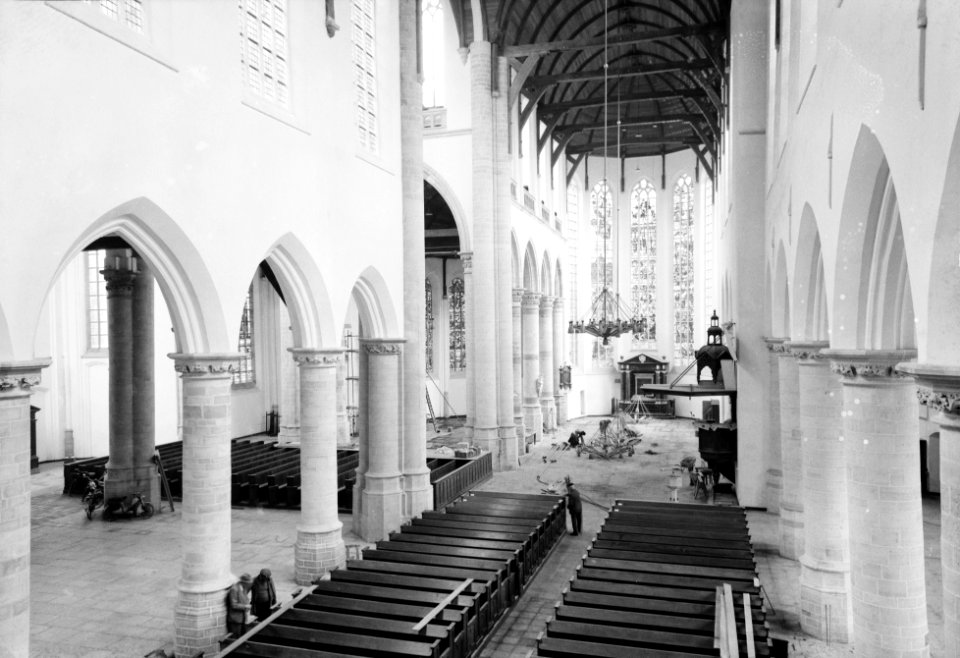 Oude Kerk te Delft bijna gereed Banken op hun plaats op de achtergrond electric, Bestanddeelnr 912-2290