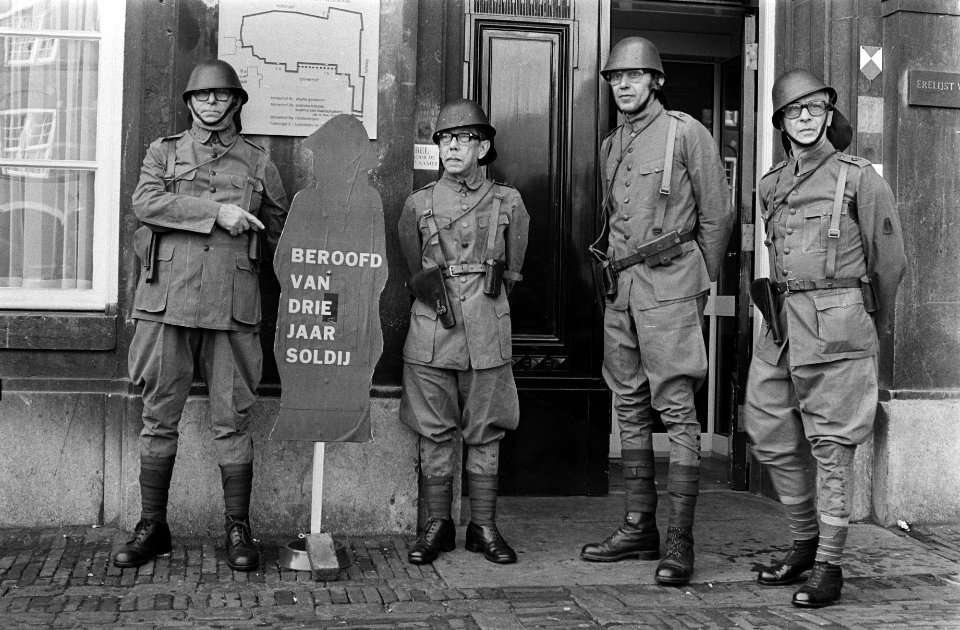 Oud KNIL militairen demonstreren op Binnenhof voor uitbetaling wat zij noemen g, Bestanddeelnr 929-3280