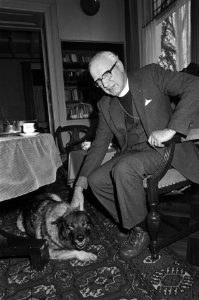 Oud katholiek aartsbisschop mgr. M. Kok neemt 2912 afscheid, met hond, + 5a., 6, Bestanddeelnr 931-8792