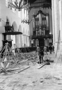 Oude Kerk te Delft bijna gereed Electriciens bezig met het ophangen van de kron, Bestanddeelnr 912-2289
