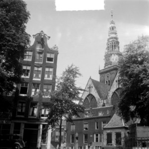 Oude Kerk te Amsterdam. Gezicht vanaf het Oudekerksplein, Bestanddeelnr 904-6258