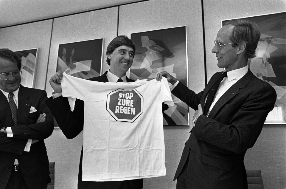 Oude en nieuwe minister van Economische Zaken nieuwe minister van VROM Ed Nijp, Bestanddeelnr 933-7108