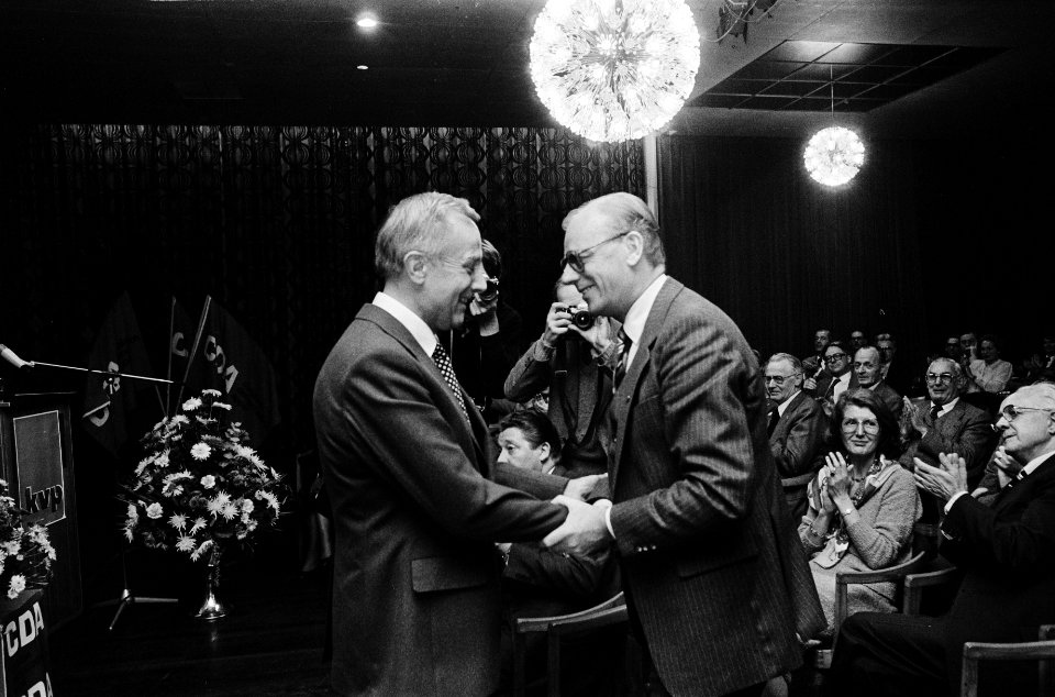 Oud KVP voorzitter Wim Vergeer (r) wenst zijn opvolger Piet van Zeil succes, Bestanddeelnr 930-5341