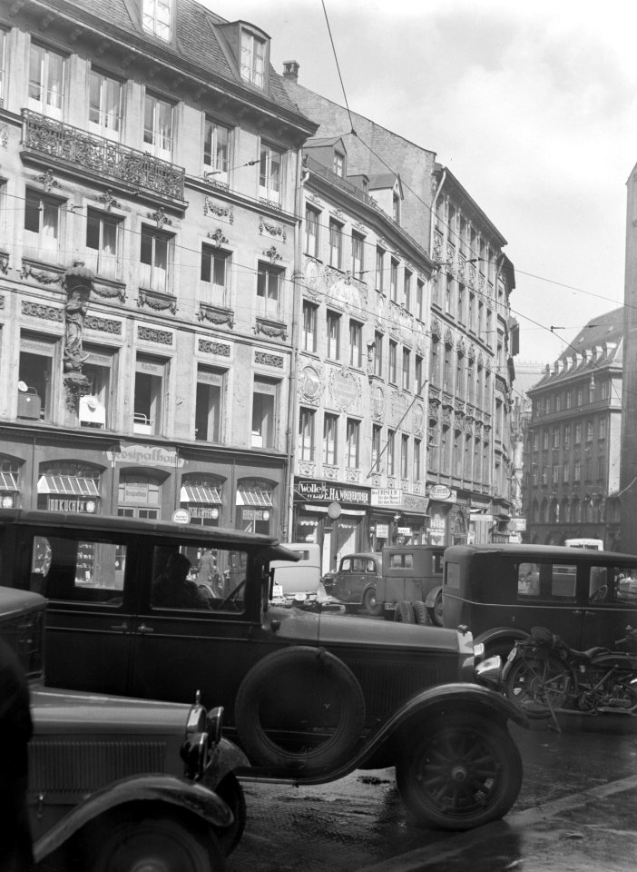 Oude gevels in het centrum met op de voorgrond geparkeerde auto's en een motorfi, Bestanddeelnr 191-0006