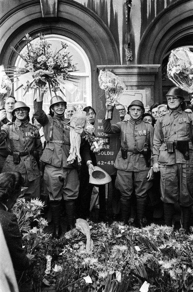 Oud KNIL-militairen krijgen bloemenhulde op Binnenhof, Bestanddeelnr 929-8860