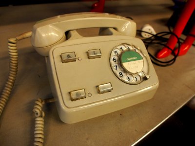 Oude draaischijf telefoon met doorverbond knoppen foto 1 photo