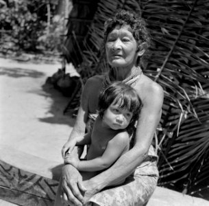 Oude vrouw met kind in het indianendorp Pierrekondre in Suriname, Bestanddeelnr 252-6480