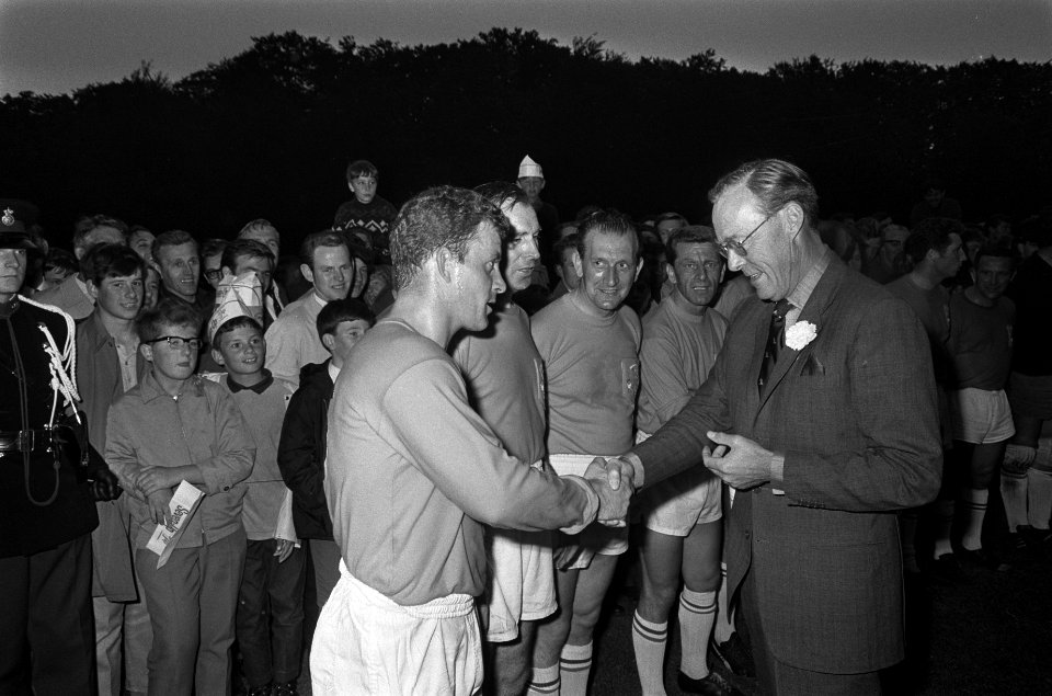 Oud Internationals tegen Soest combinatie te Soestdijk 3-4. Prins Bernhard in ge, Bestanddeelnr 921-4673