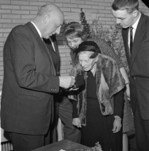Oud Minister Mansholt ere-burger van Hoogezand Sappemeer met moeder en dochter, Bestanddeelnr 913-6898