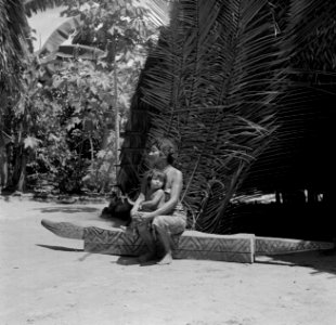 Oude vrouw met kind in het indianendorp Pierrekondre in Suriname, Bestanddeelnr 252-6481