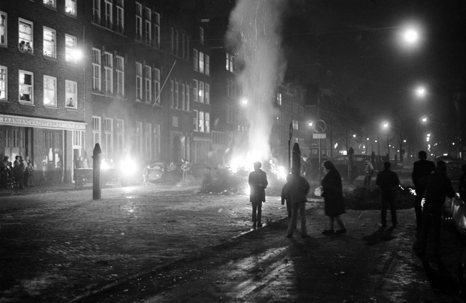 Oudejaarswinter kerstbomenbrandje op de Lindengracht, Bestanddeelnr 921-9831