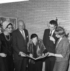 Oud Minister Mansholt ere-burger van Hoogezand Sappemeer met moeder en dochter, Bestanddeelnr 913-6904