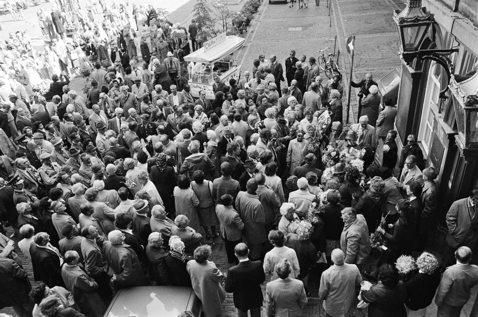 Oud KNIL-militairen krijgen bloemenhulde op Binnenhof, Bestanddeelnr 929-8861