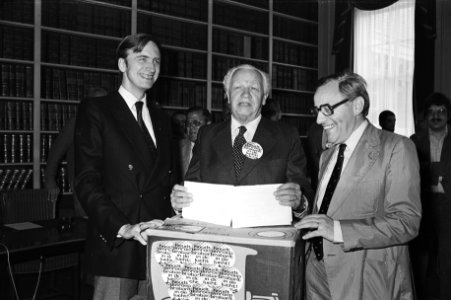 Oud kamervoorzitter van Thiel (midden) biedt namens de werkgroep Houdt Omroep …, Bestanddeelnr 930-4590