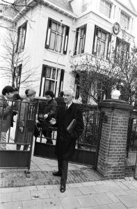 Oud-verzetsman en politiek activist Piet Nak bij de Russische ambassade, Bestanddeelnr 924-4729