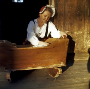 Oude vrouw bij houten wieg, Bestanddeelnr 254-7432 photo