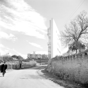 Oude muur met op de achtergrond nieuwbouw in Beiroet, Bestanddeelnr 255-6267