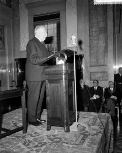 Oud-voorzitter Kamer van Koophandel van Rotterdam dr K P van der Mandele houd, Bestanddeelnr 911-9237