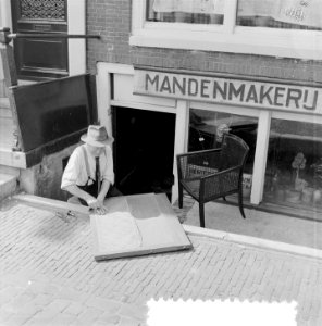 Oude mandenmaker op Reguliersgracht aan het werk bij station, Bestanddeelnr 907-2928