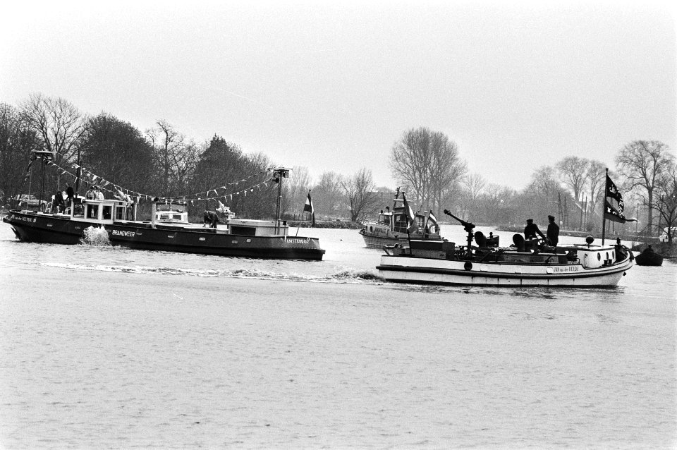 Oude en nieuwe blusboot in de Amstel, Bestanddeelnr 932-5683