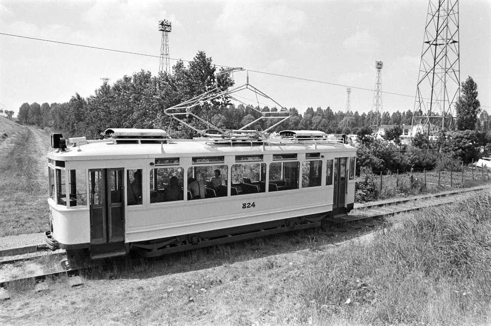 Oude tram rijdt naar camping aan ijsbaanbad te Amsterdam, Bestanddeelnr 929-2577