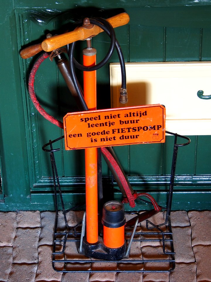 Oude fietspomp met tekst Speel niet altijd leentje buur een goede fietspomp is niet duur, foto1