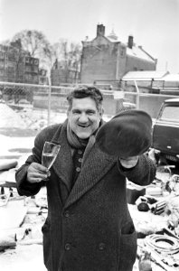 Oude mannen op Waterlooplein brengen dronk uit op 1971, Bestanddeelnr 924-1301
